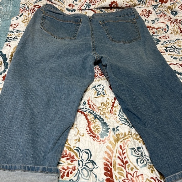 Ladies Eddie Bauer denim capris, good condition. - Picture 2 of 3